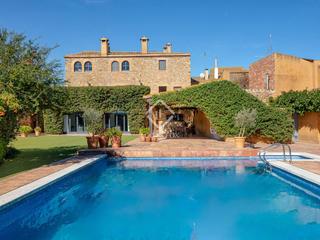 Xalet a Ullastret. Villa en excelentes condiciones de 5 dormitorios en venta en bai Xalet a Ullastret. Villa en excelentes condiciones de 5 dormitorios en venta en bai