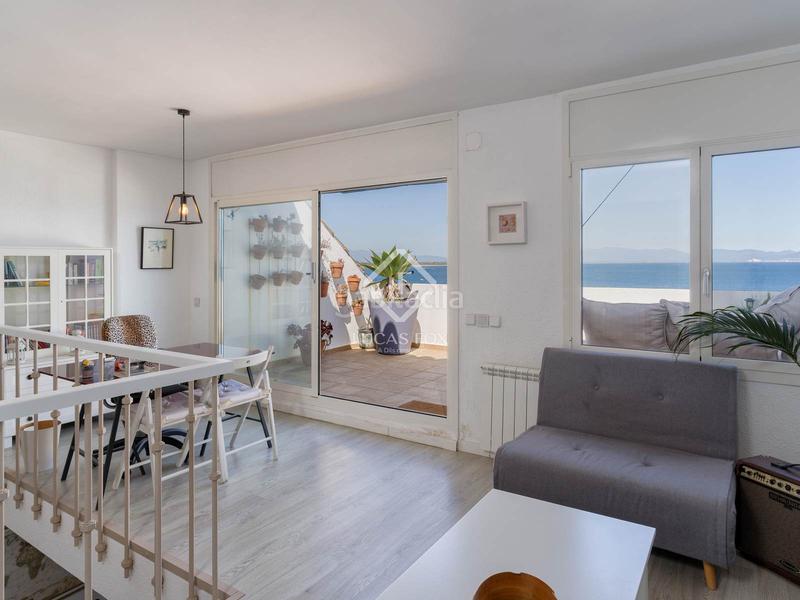 Foto 8f9a3b37-3c99-4019-8cf7-19ebd3604ffe. Piso precioso piso en primera línea de mar con aparcamiento en venta en lescala, costa brava en Escala (L´) Foto 8f9a3b37-3c99-4019-8cf7-19ebd3604ffe. Piso precioso piso en primera línea de mar con aparcamiento en venta en lescala, costa brava en Escala (L´)