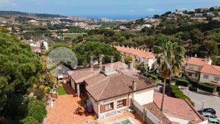 Casa a Alella. Vivienda para 2 familias  con  piscina, vistas al mar y casita p Casa a Alella. Vivienda para 2 familias  con  piscina, vistas al mar y casita p
