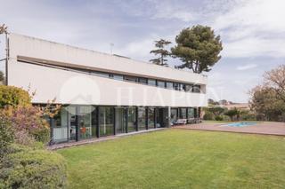 Haus in Premià de Dalt. Casa contemporánea de lujo con jardín y piscina privados en una Haus in Premià de Dalt. Casa contemporánea de lujo con jardín y piscina privados en una