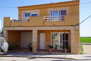 Casa pareada en Carrer major (els muntells), 154. Casa en núcleo urbano, tranquilo y acogedor. Casa pareada en Carrer major (els muntells), 154. Casa en núcleo urbano, tranquilo y acogedor.