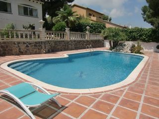 Palacete en Carrer cortei, 54. Casa con piscina y amplio jardin bien surtido Palacete en Carrer cortei, 54. Casa con piscina y amplio jardin bien surtido