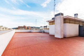 Piso en Carrer calabria, 185. Piso grande casi nuevo, soleado, terraza,parquing Piso en Carrer calabria, 185. Piso grande casi nuevo, soleado, terraza,parquing