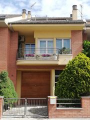 Casa adosada en Carretera de roda, 21. Casa adossada amb terrassa i jardí Casa adosada en Carretera de roda, 21. Casa adossada amb terrassa i jardí