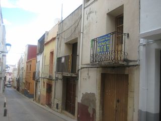 Castillo en Calle de la baixada a santa barbara, 14. Casa adosada para reformar en el centro del pueblo Castillo en Calle de la baixada a santa barbara, 14. Casa adosada para reformar en el centro del pueblo