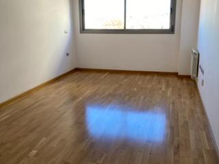 Rent Flat in Avenida de la ilustración 83. Piso todo exterior y muy silencioso, dos dormitorios, uno en sui Rent Flat in Avenida de la ilustración 83. Piso todo exterior y muy silencioso, dos dormitorios, uno en sui