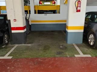 Parking coche en Nápoles 274. Permite aparcar 1 coche pequeño o 2 motoss Parking coche en Nápoles 274. Permite aparcar 1 coche pequeño o 2 motoss