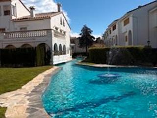 Casa pareada en Eduard toldra 9-13. Casa 3 vientos, piscina , parking . Casa pareada en Eduard toldra 9-13. Casa 3 vientos, piscina , parking .