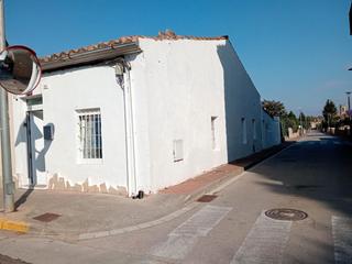 Casa pareada en Comerç 82. Casa de poble a 5 minuts estació de tren. a 20 km de girona. Casa pareada en Comerç 82. Casa de poble a 5 minuts estació de tren. a 20 km de girona.