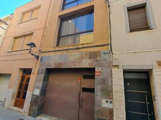 Casa adossada a Carrer de la font 27. Casa adosada, 3 plantas, 275 m2 Casa adossada a Carrer de la font 27. Casa adosada, 3 plantas, 275 m2