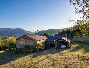 Casale in San Tirso de Abres. Casa de piedra con terreno y una pequeña nave en san tirso de ab Casale in San Tirso de Abres. Casa de piedra con terreno y una pequeña nave en san tirso de ab