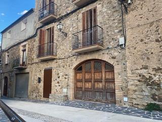 Masía De la bassa. Casa de poble entre mitjeres situada a torroja Masía De la bassa. Casa de poble entre mitjeres situada a torroja