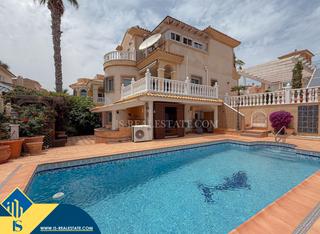 Xalet a San Miguel de Salinas. Villa parcialmente renovada con piscina privada, en la provincia Xalet a San Miguel de Salinas. Villa parcialmente renovada con piscina privada, en la provincia