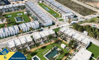 Haus in Pilar de la Horadada Ciudad. Casas en construcción con piscina comunitaria, en la provincia d Haus in Pilar de la Horadada Ciudad. Casas en construcción con piscina comunitaria, en la provincia d