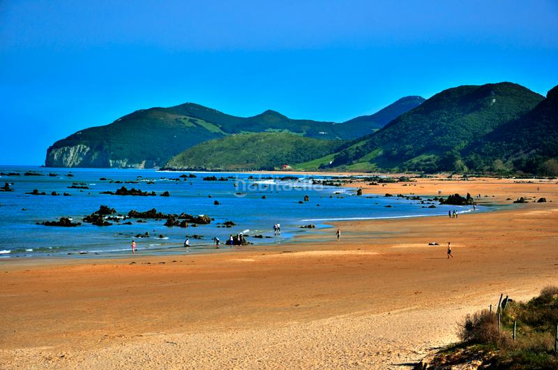 Foto bd2f23f3-573e-479c-8aa0-c01c1f8f014c. Autoparkplatz in Tregadín Noja Foto bd2f23f3-573e-479c-8aa0-c01c1f8f014c. Autoparkplatz in Tregadín Noja