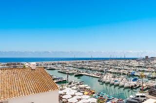 Àtic a Puerto Banús. Un lujoso apartamento de diseño contemporáneo ubicado en el famo Àtic a Puerto Banús. Un lujoso apartamento de diseño contemporáneo ubicado en el famo