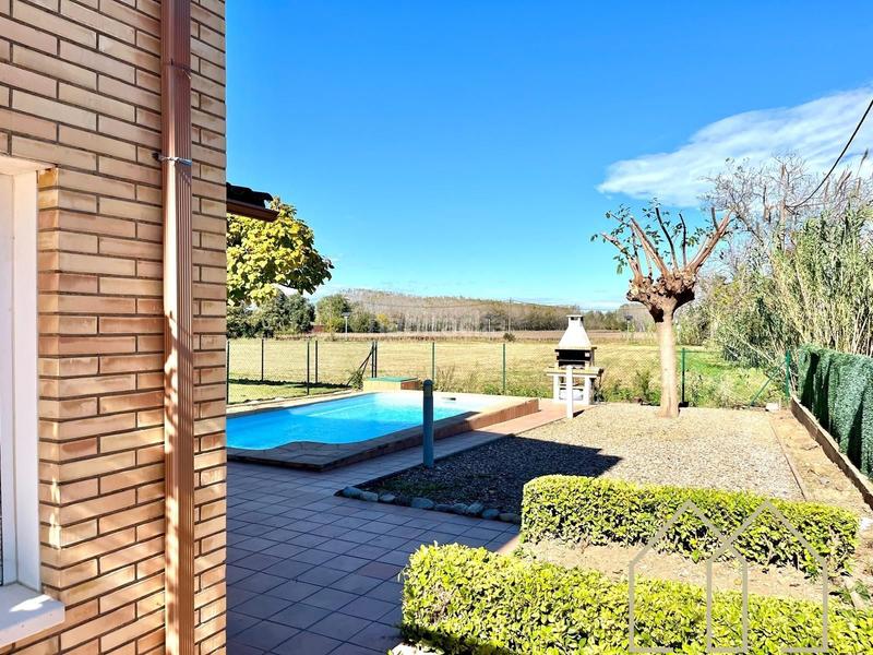 Foto 73a1099f-3206-429e-a634-e6a35d54f3fe. Casa amb calefacció piscina a Flaçà Foto 73a1099f-3206-429e-a634-e6a35d54f3fe. Casa amb calefacció piscina a Flaçà