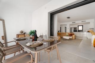 Apartamento en Puerto Banús. Amplio apartamento de 3 dormitorios con salón de planta abierta Apartamento en Puerto Banús. Amplio apartamento de 3 dormitorios con salón de planta abierta
