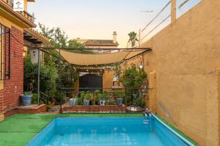 Maison jumelée Calle de inglaterra 13. Chalet con piscina en los rebites a pocos metros de granada capi Maison jumelée Calle de inglaterra 13. Chalet con piscina en los rebites a pocos metros de granada capi