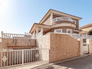 Chalet à Los Balcones-Los Altos. Oportunidad chalet 5 dormitorios y 5 baños con sótano y vistas a Chalet à Los Balcones-Los Altos. Oportunidad chalet 5 dormitorios y 5 baños con sótano y vistas a