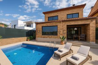 Chalet  Calle rosello. Exclusiva casa de diseño con piscina privada en pineda de mar Chalet  Calle rosello. Exclusiva casa de diseño con piscina privada en pineda de mar