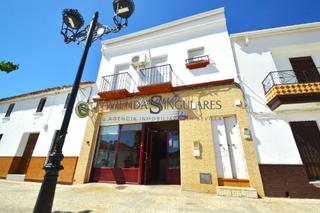 Casa a Arroyomolinos de León. Casa con local comercial en la plaza de la constitución. ideal p Casa a Arroyomolinos de León. Casa con local comercial en la plaza de la constitución. ideal p