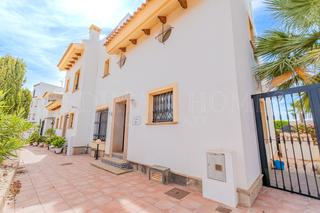 Casa bifamiliare Avenida aloe vera. Una villa pareada con piscina comunitaria Casa bifamiliare Avenida aloe vera. Una villa pareada con piscina comunitaria