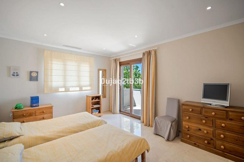 Foto 1df135bc-fd49-4475-bf1e-e56ee445bd39. Chalet with pool in Montemayor - Marbella Club Benahavís Foto 1df135bc-fd49-4475-bf1e-e56ee445bd39. Chalet with pool in Montemayor - Marbella Club Benahavís