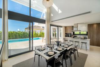 Maison à Cortijo casareno 16. Moderna villa a estrenar de 6 dormitorios con acabados de calida Maison à Cortijo casareno 16. Moderna villa a estrenar de 6 dormitorios con acabados de calida