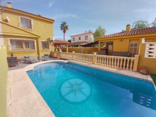Maison jumelée à Orquideas las 4. Casa chalet independiente en venta en paseo de las orquídeas 4a Maison jumelée à Orquideas las 4. Casa chalet independiente en venta en paseo de las orquídeas 4a
