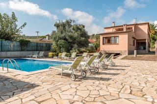 Chalet  Carrer occitània, 11. Una amplia casa con 5 apartamentos Chalet  Carrer occitània, 11. Una amplia casa con 5 apartamentos