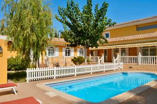 Chalet in Avenida los girasoles 24. Chalet urbano con placas solares Chalet in Avenida los girasoles 24. Chalet urbano con placas solares