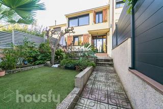 Casa adossada a Cl pit-roig del . Casa adossada a Cl pit-roig del .