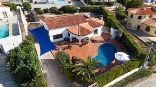 Casa  Calle murcia. En el interior, la villa se abre a un amplio salón y comedor de Casa  Calle murcia. En el interior, la villa se abre a un amplio salón y comedor de