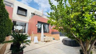 Reihenhaus C. paso de calais. Esta impresionante casa de tres dormitorios y dos baños está per Reihenhaus C. paso de calais. Esta impresionante casa de tres dormitorios y dos baños está per