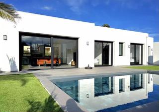 Casa a Puigmal. Moderna villa de nueva construcción con piscina en venta en empu Casa a Puigmal. Moderna villa de nueva construcción con piscina en venta en empu