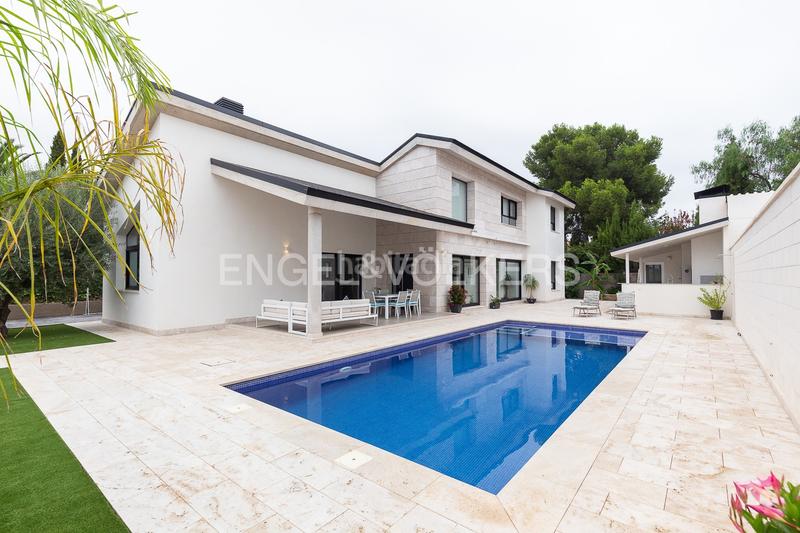 Foto b2c51031-c758-49f1-8e3f-efdbf4649200. Casa amb calefacció aparcament piscina a El Carme-Sant Agustí-Bonavista Eliana (l´) Foto b2c51031-c758-49f1-8e3f-efdbf4649200. Casa amb calefacció aparcament piscina a El Carme-Sant Agustí-Bonavista Eliana (l´)