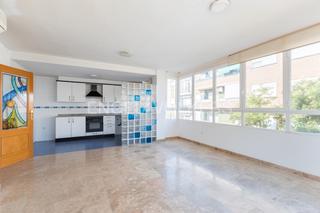 Apartamento en Torrefiel. Luminoso ático dúplex con terraza privada y garaje Apartamento en Torrefiel. Luminoso ático dúplex con terraza privada y garaje