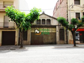 Nave industrial Tremp. Con almacén y patio. Nave industrial Tremp. Con almacén y patio.
