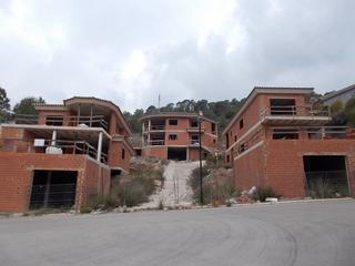 Edifici a Carrer meliana 5. Edificación de 3 chalets independientes en construcción en urb. Edifici a Carrer meliana 5. Edificación de 3 chalets independientes en construcción en urb.