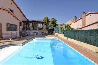 Casa pareada en Roda de bera, s/n. Magnífico chalet con piscina Casa pareada en Roda de bera, s/n. Magnífico chalet con piscina