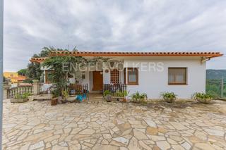 Maison à Bigues i Riells del Fai. Bonito chalet con gran jardín y tennis en can barri Maison à Bigues i Riells del Fai. Bonito chalet con gran jardín y tennis en can barri