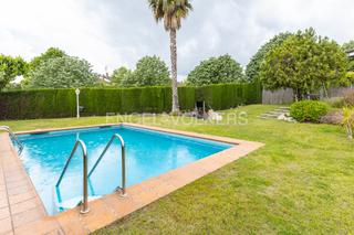 Casa a Ametllareda. Casa adosada con piscina comunitaria a reformar Casa a Ametllareda. Casa adosada con piscina comunitaria a reformar