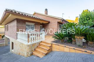 Maison à Cervelló. Exclusivo chalet con piscina y jacuzzi, muy cerca de los servici Maison à Cervelló. Exclusivo chalet con piscina y jacuzzi, muy cerca de los servici