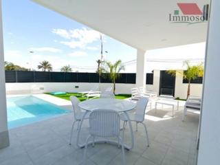 Chalet à La Marina. Magnífica villa en la marina, a pie de playa Chalet à La Marina. Magnífica villa en la marina, a pie de playa