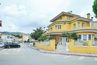 Chalet in Centre. Chalet en el centro de pineda a 5 minutos de la playa Chalet in Centre. Chalet en el centro de pineda a 5 minutos de la playa