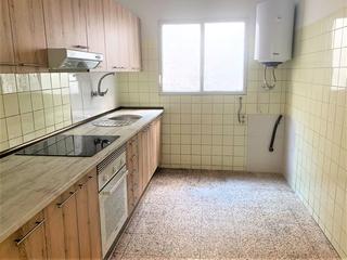 Pis N/a. Piso con 3 habitaciones muy espaciosas. cocina amplia y comedor Pis N/a. Piso con 3 habitaciones muy espaciosas. cocina amplia y comedor