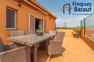 Zweistöckige Wohnung in Eixample-Horta Capallera. Dúplex impecable con terraza y encanto en horta capallera, figue Zweistöckige Wohnung in Eixample-Horta Capallera. Dúplex impecable con terraza y encanto en horta capallera, figue