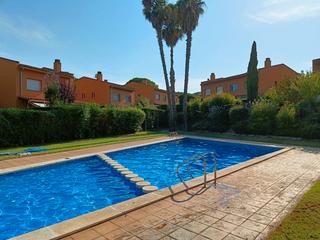 Miete Doppelhaus Passatge del geroglific. Casa con piscina comunitária. Miete Doppelhaus Passatge del geroglific. Casa con piscina comunitária.