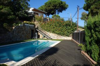 Casa A 5 minutos del pueblo. Torre con piscina y tenis Casa A 5 minutos del pueblo. Torre con piscina y tenis